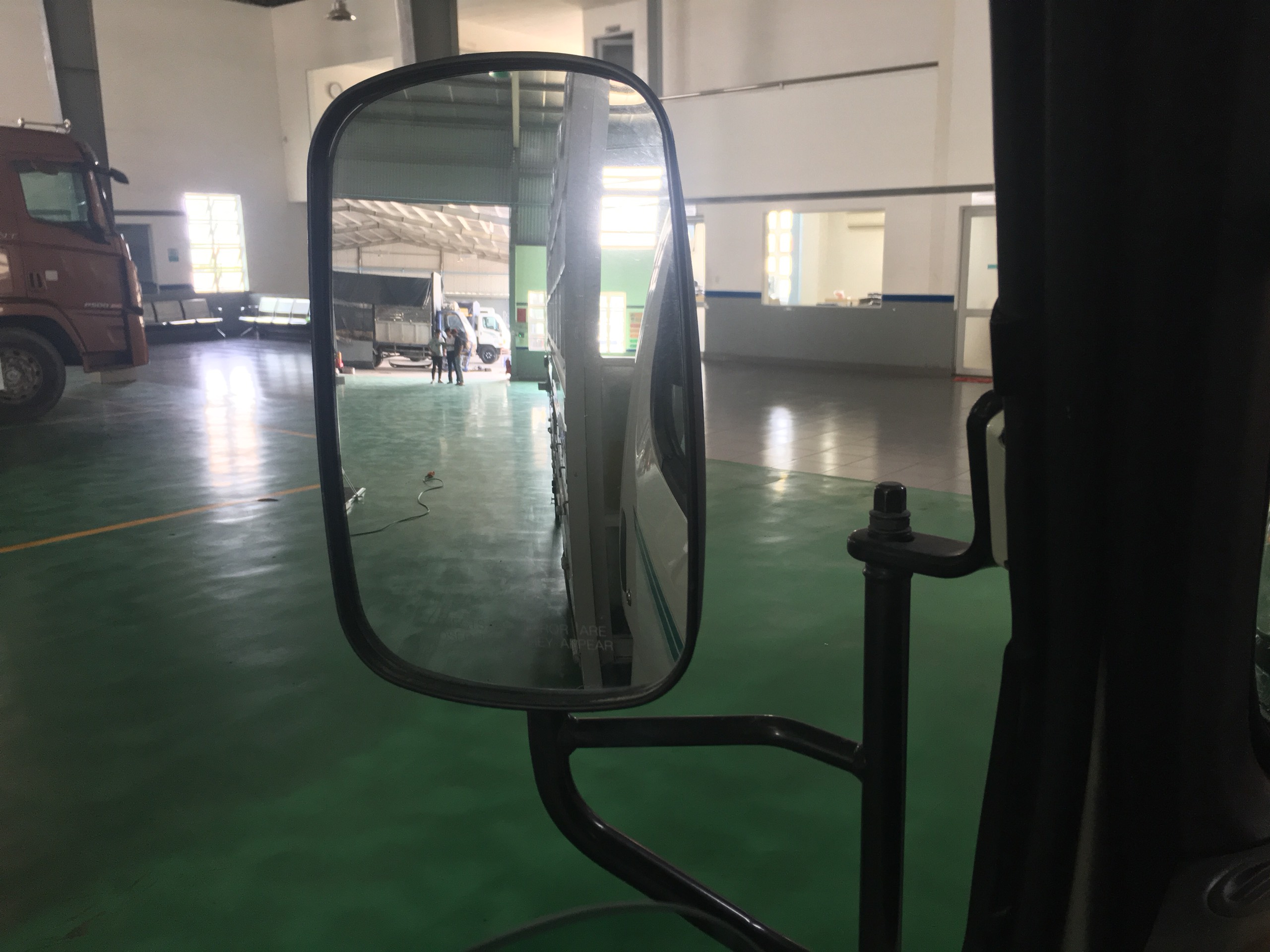 Gương chiếu hậu thiết kế với góc quan sát lớn, tăng độ an toàn