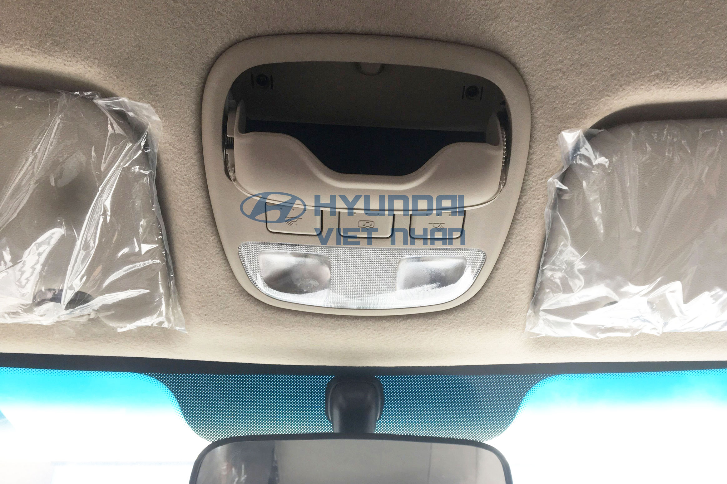 Hốc để kính và đèn trần