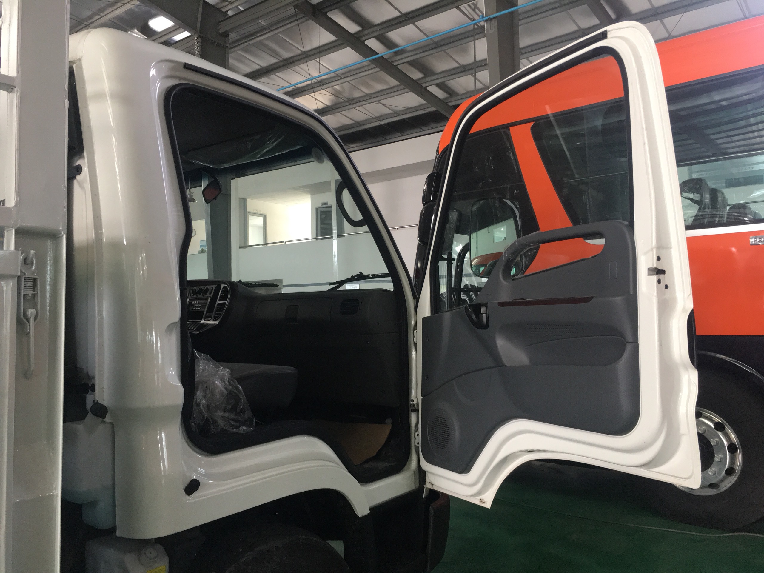 Cửa mở góc lớn, thuận tiện ra vào của 75S và 110S