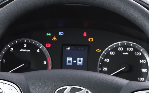 Cụm đồng hồ trung tâm, hiển thị các thông số một cách rõ ràng, sắc nét
